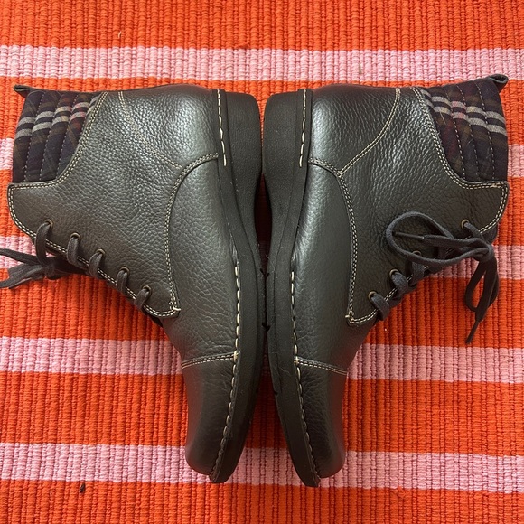 EUC size 11 women’s Clarks Brown Combat Moto Boots Lace-Up with side zip - Picture 1 of 8